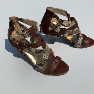 👜$5 Bundle Add On👜 Guess snakeskin Heels